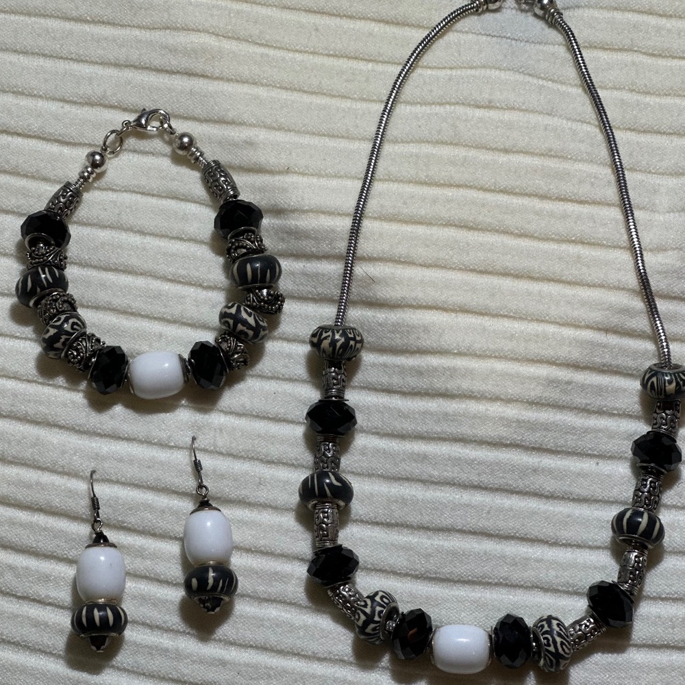 Custom handmade necklace, earrings & bracelet set